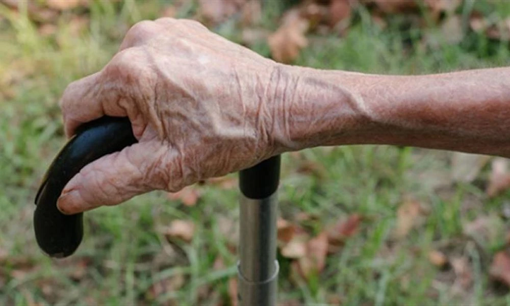 Βόλος: Γιαγιά με τσαγανό κυνήγησε απατεώνες με την μαγκούρα της